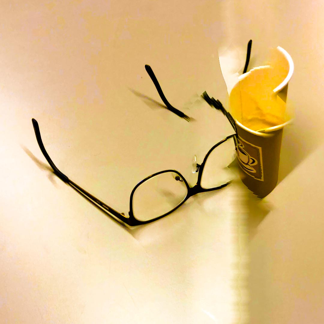 Brille und Kaffee